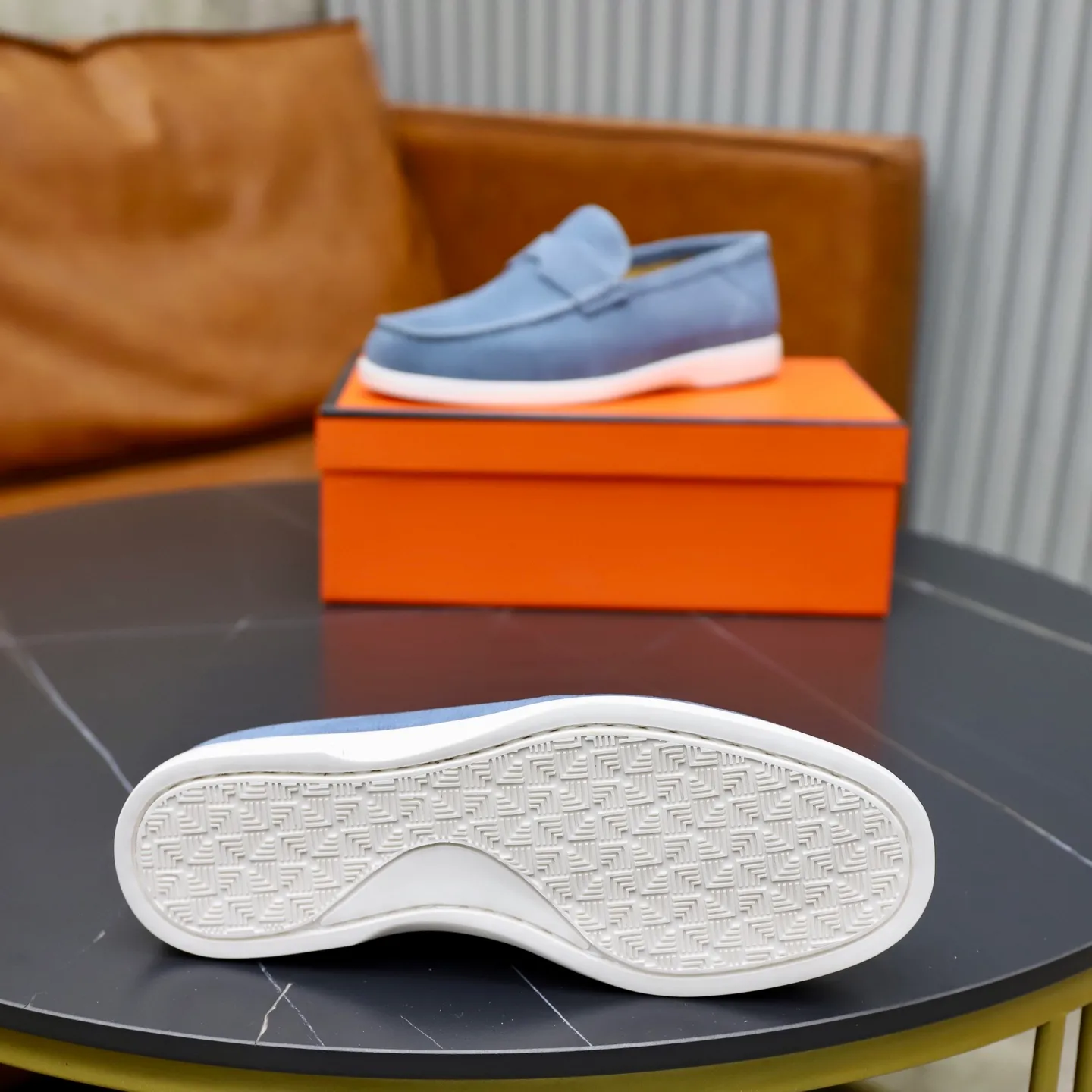 Ex-factory price: 540💰Hermès/Hermès slip-on men's shoes. This shoe is made of imported cow suede leather, with simple and smooth lines, and a 3CM rubber foam ultra-light sole combined with aerodynamic design! Youthful and fashionable, H button decoration, contrasting leather embellishment on the heel, calf lining to gently wrap your feet, with embossed logo cowhide feet, leather rock strips, casual and urban style, highlighting youthful vitality, sports and leisure version, super versatile Size number: 38-39-40-41-42-43-44 Standard leather shoe size (45 can be customized but does not support returns)